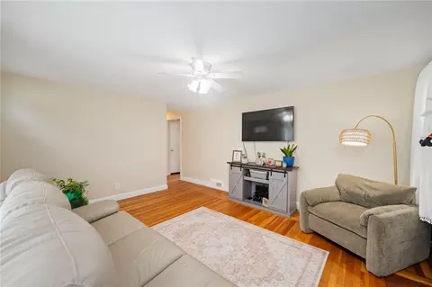 Living - 517 Buttonwoods Ave, Warwick, RI 02886 photo 4 of 4