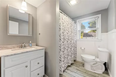Bath - 517 Buttonwoods Ave, Warwick, RI 02886 photo 1 of 2