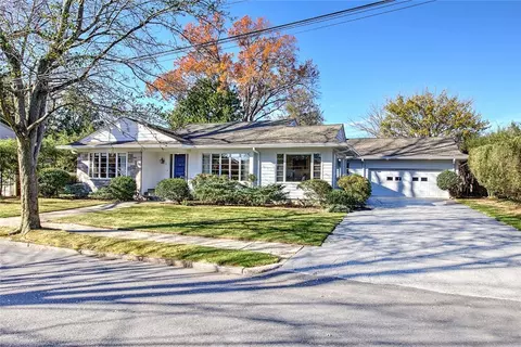 15 Bedford Rd, Pawtucket, RI 02860