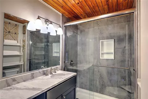 Bath - 141 Shawomet Ave, Warwick, RI 02889 photo 1 of 1