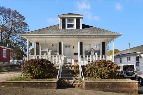 33 Vivian Ave, Pawtucket, RI 02860
