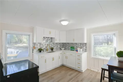 630 Cooper Hill Rd, Mapleville, RI 02839