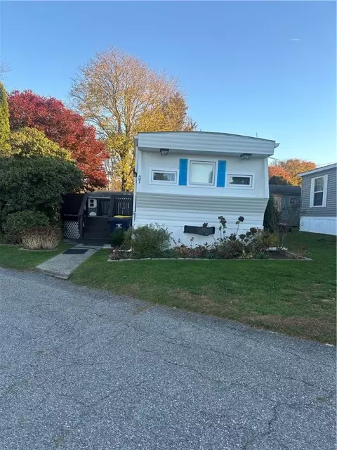 37 North Dr, Portsmouth, RI 02871