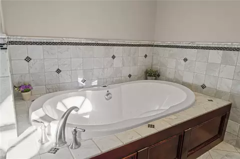 Bath - 32 Martingale Dr, Warwick, RI 02886 photo 4 of 5