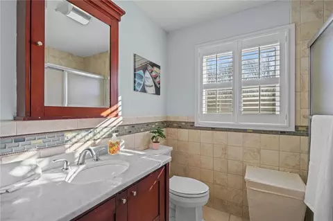 Bath - 32 Martingale Dr, Warwick, RI 02886 photo 2 of 5