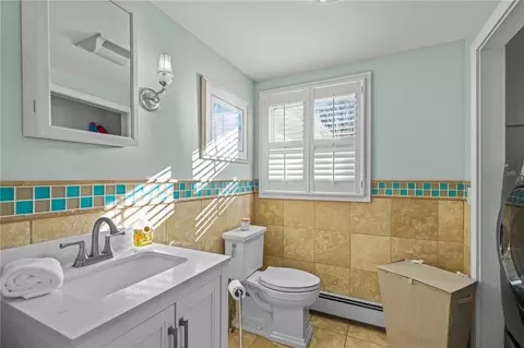 Bath - 32 Martingale Dr, Warwick, RI 02886 photo 1 of 5