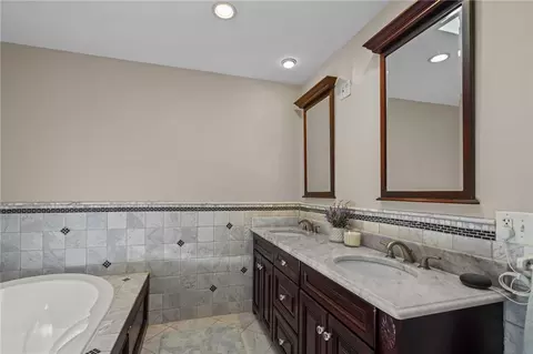 Bath - 32 Martingale Dr, Warwick, RI 02886 photo 3 of 5