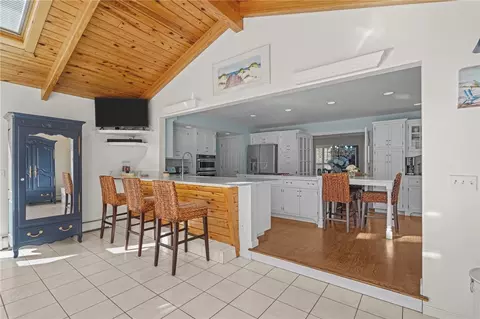 Kitchen - 32 Martingale Dr, Warwick, RI 02886 photo 7 of 8
