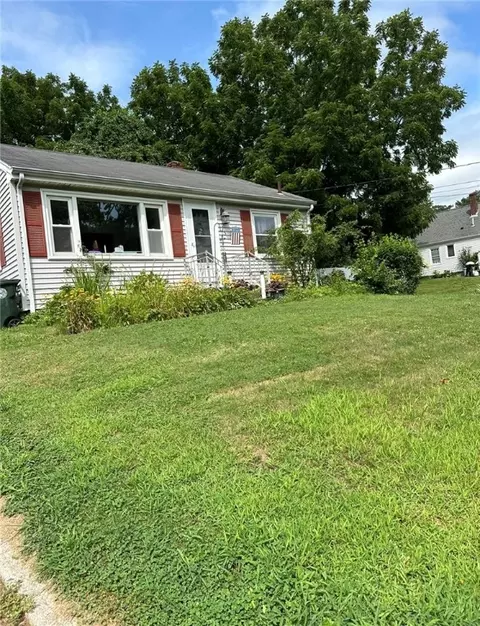 15 Herzig St, Bristol, RI 02809