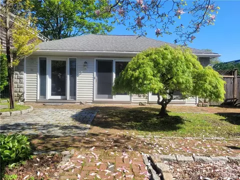 4 Lasalle Pl, Newport, RI 02840