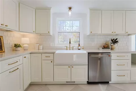 Kitchen - 151 Timberline Rd, Warwick, RI 02886 photo 1 of 5