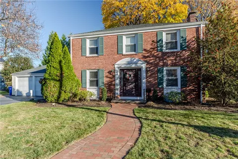 7 Mayfair Dr, East Providence, RI 02916