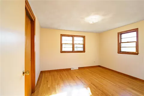 Bedroom - 85 Amsterdam Ave, Warwick, RI 02889 photo 3 of 6