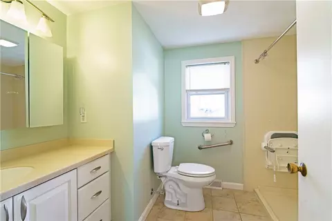 Bath - 85 Amsterdam Ave, Warwick, RI 02889 photo 1 of 1