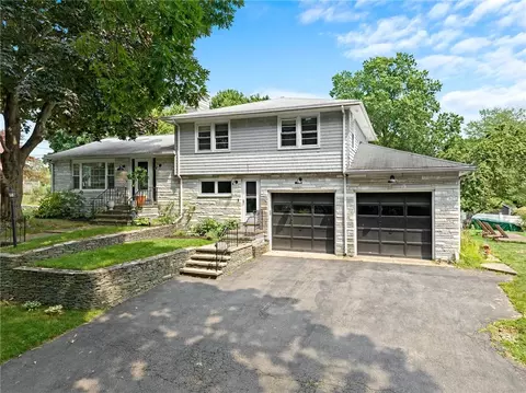 16 Maudsley Ave, Barrington, RI 02806