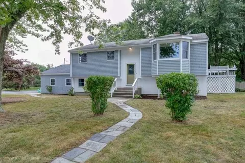 28 Reardon Dr, Middletown, RI 02842