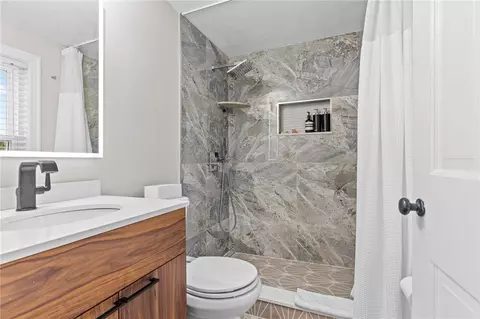 Bath - 31 Intervale Rd, Cranston, RI 02910 photo 2 of 3