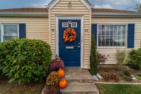 32 Yale Ave, Pawtucket, RI 02860