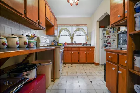 1688 Bay St, Fall River, MA 02724 photo 29