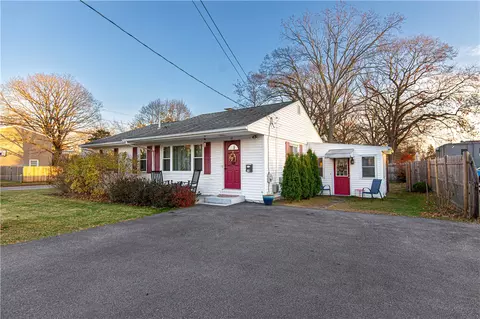 14 Glenrose Dr, East Providence, RI 02915