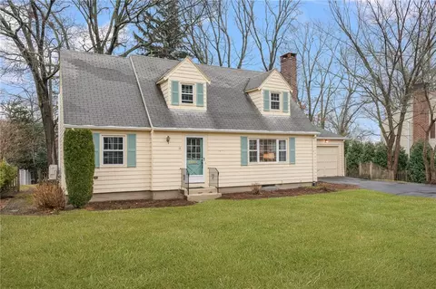 14 Kearsarge Dr, Cranston, RI 02920