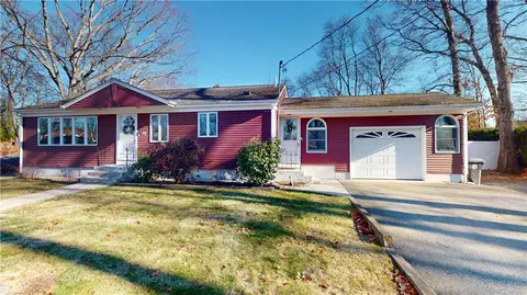 77 Iroquois Rd, Cumberland, RI 02864