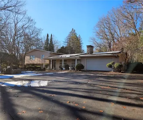 381 Angell Rd, Lincoln, RI 02865
