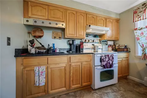 317 Claypool Dr, Warwick, RI 02886 photo 3