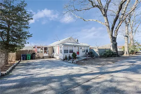 317 Claypool Dr, Warwick, RI 02886 photo 2
