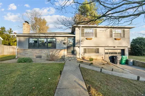 62 Nakomis Dr, Warwick, RI 02888