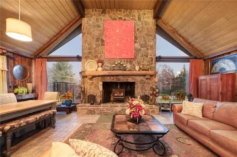 Living - 59 Phillips Ln, Glocester, RI 02829 photo 2 of 6