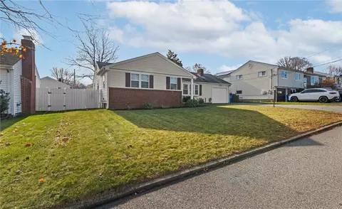 33 Hollins Dr, Cranston, RI 02920