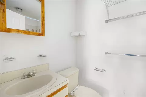 Bath - 308 Corey Ln, Middletown, RI 02842 photo 5 of 6
