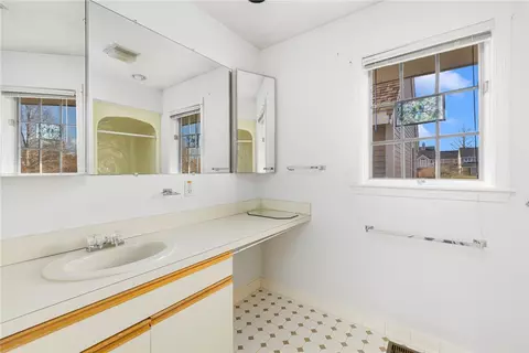 Bath - 308 Corey Ln, Middletown, RI 02842 photo 2 of 6
