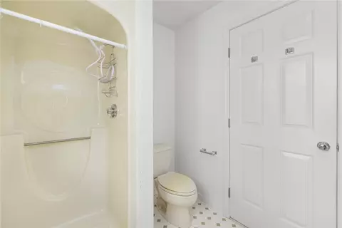 Bath - 308 Corey Ln, Middletown, RI 02842 photo 4 of 6