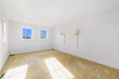 Bedroom - 308 Corey Ln, Middletown, RI 02842 photo 4 of 8