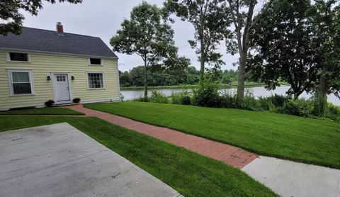 82 Beach Point Dr, Riverside, RI 02915