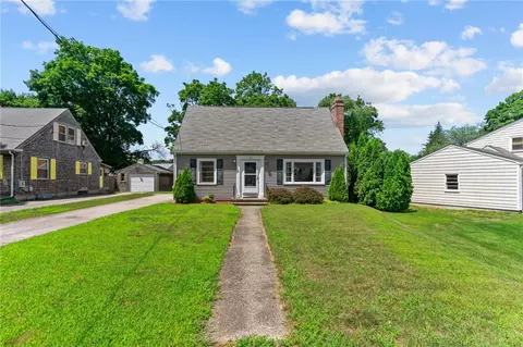 40 River Rd, Lincoln, RI 02865