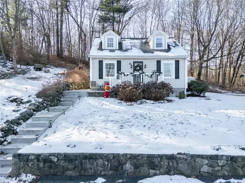 66 Beach Rd, Cumberland, RI 02864