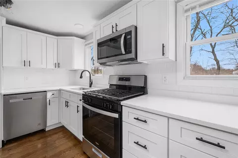 25 Ridgeway Dr, Warren, RI 02885 photo 4
