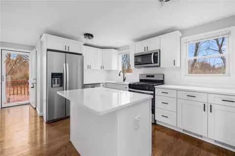 25 Ridgeway Dr, Warren, RI 02885 photo 5