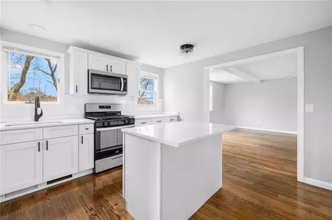 25 Ridgeway Dr, Warren, RI 02885 photo 2