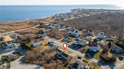 8 Village Ln, Narragansett, RI 02882