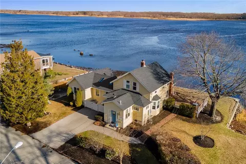 2 Palmer St, Barrington, RI 02806