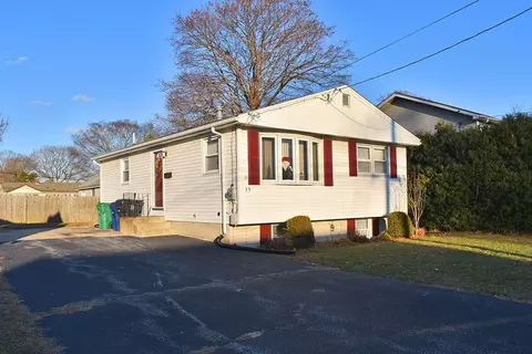 35 Massachusetts Ave, Warwick, RI 02888