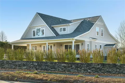 5 Maple Shade Ct, Bristol, RI 02809