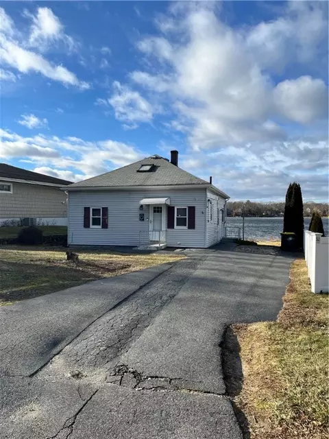 17 Lakeshore Dr Ave, Bellingham, MA 02019