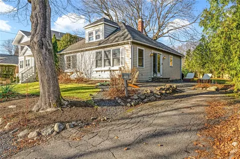 39 Chachapacassett Rd, Barrington, RI 02806