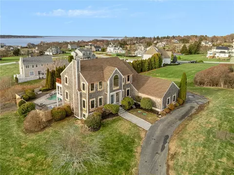 121 Cromwell Dr, Portsmouth, RI 02871