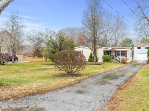 10 Maple Ct, Hopkinton, RI 02804